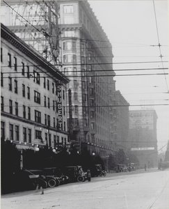 Vertikalt, svart -hvitt fotografi som ser nordover på Twelfth Street